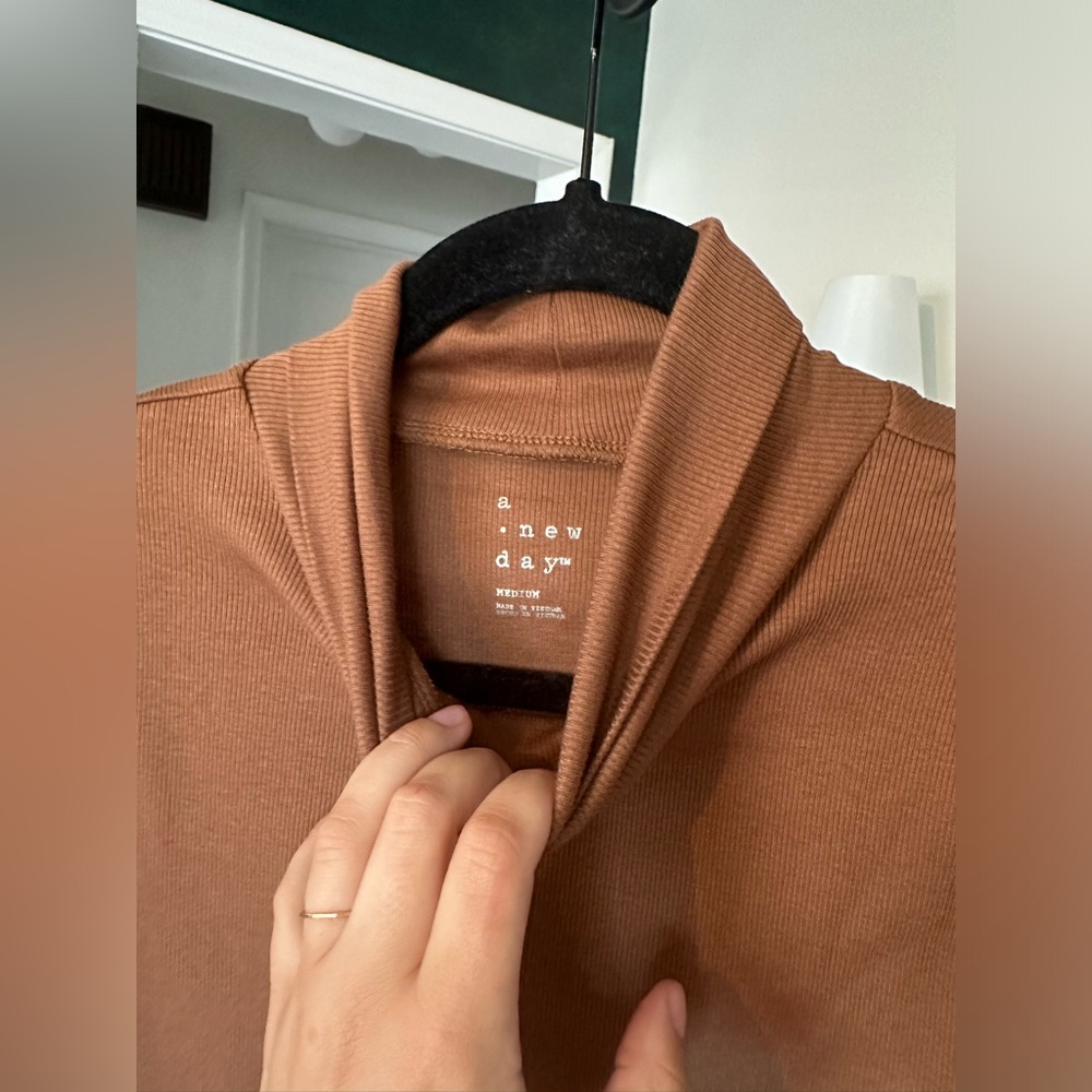 Target - lightweight stretchy turtle neck - camel